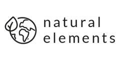 Natural Elements - Das Logo hat einen schwarzen Schriftzug von natural elements - links danaben ist eine Erde abgebildet die von einem Blatt umschlossen wird